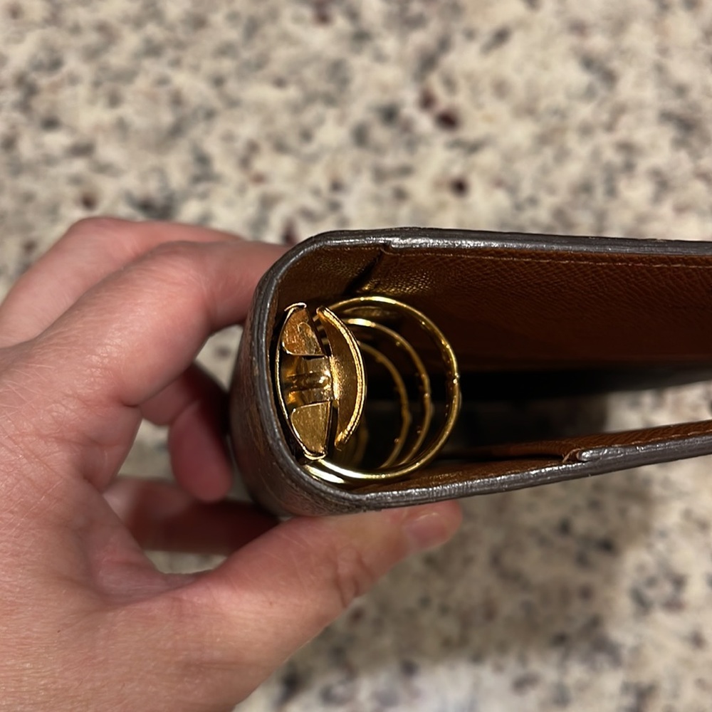 Medium Ring Agenda Cover - Picture 3 of 16